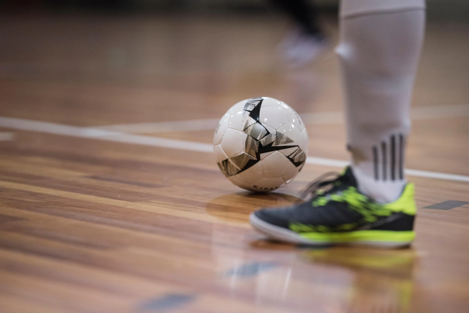 Kipsta Futsal Ball FS900 63 Cm - White/Grey 4 Kipsta Futsal Ball FS900 63 Cm - White/Grey - Image 2