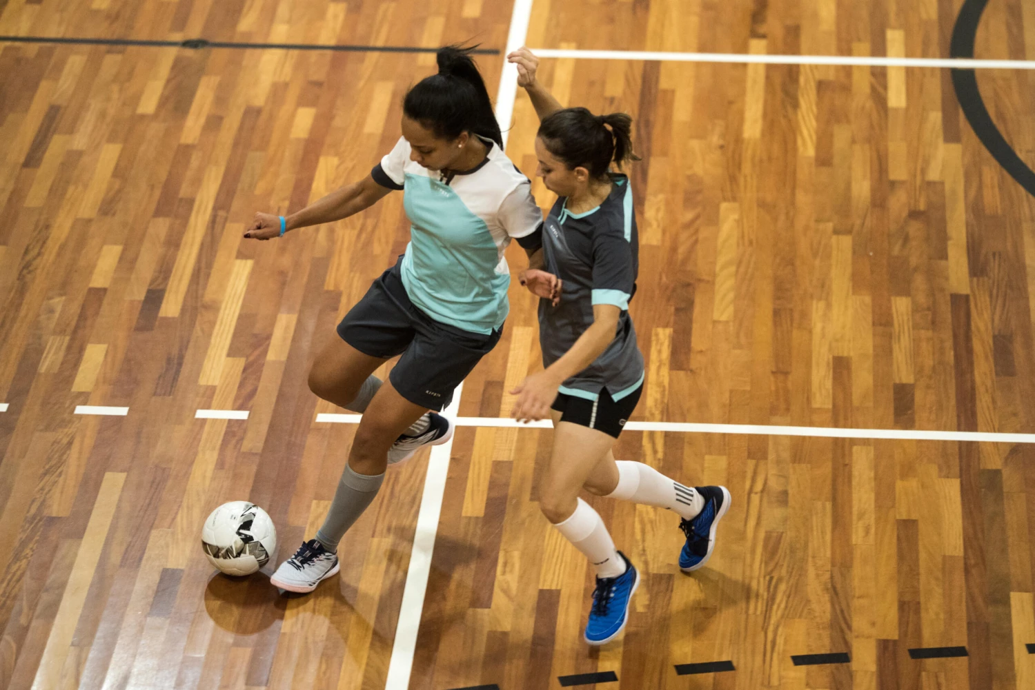 Kipsta Futsal Ball FS900 63 Cm - White/Grey 6 Kipsta Futsal Ball FS900 63 Cm - White/Grey - Image 4